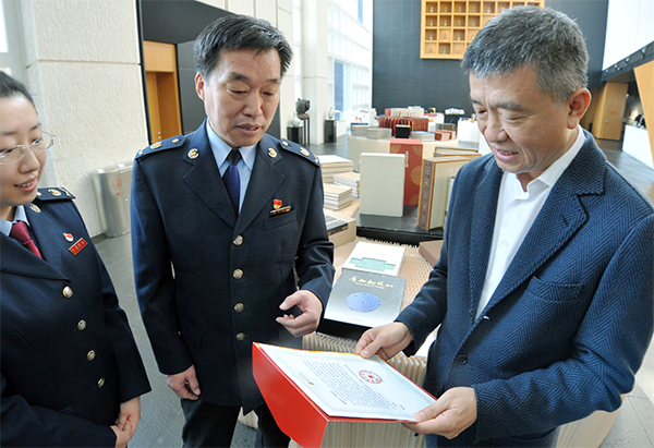 稅務總局高質量辦理全國人大代表建議和政協委員提案——稅收“答卷”當面送交代表委員